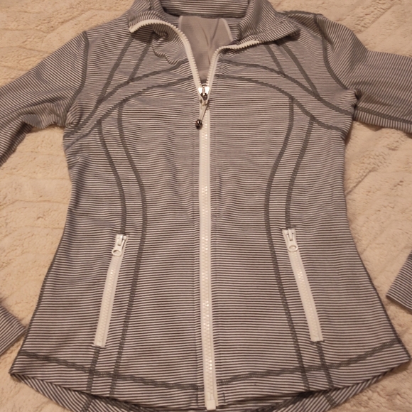 Like-New Lululemon Athletica Define Jacket Sz 6 - Picture 3 of 11